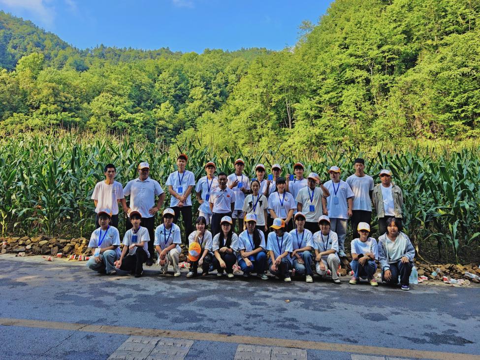 芭茅村黨支部組織志愿者開展紫云大營鎮第三屆“村跑”邀請賽志愿服務活動。