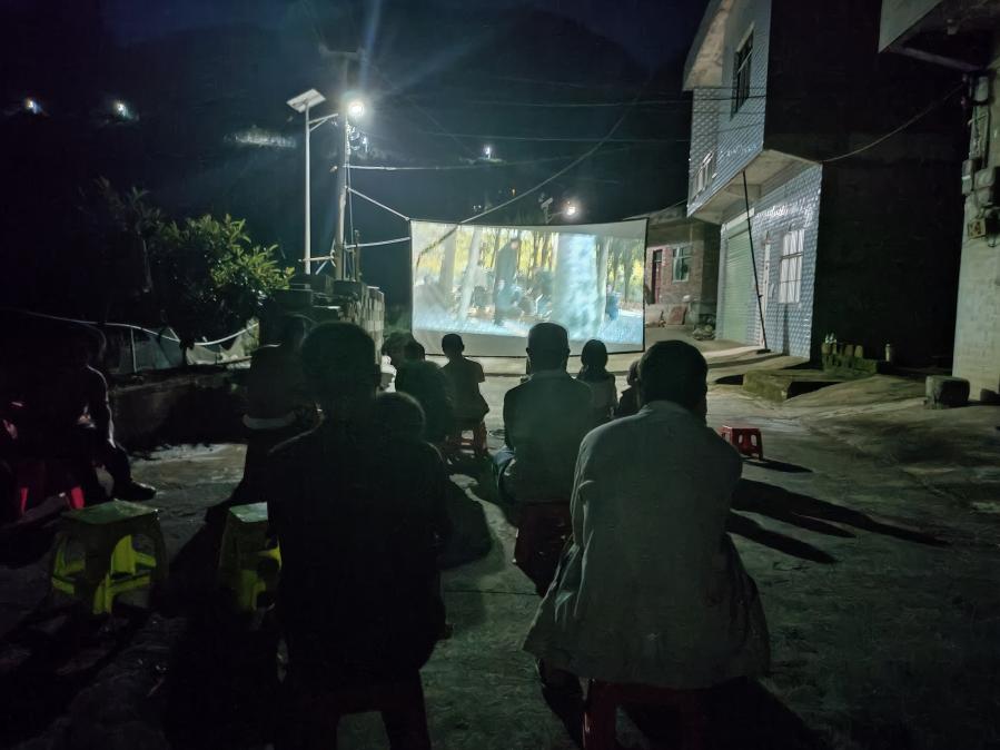 芭茅村組織村民觀看“三下鄉”公益電影。
