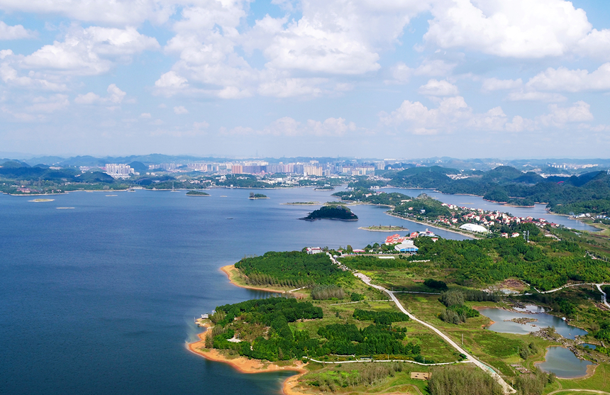 清鎮(zhèn)市紅楓湖一隅。代勝?gòu)?qiáng)攝