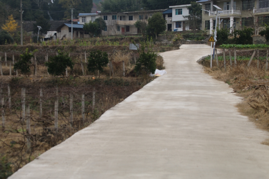 圖為：修建好的路面