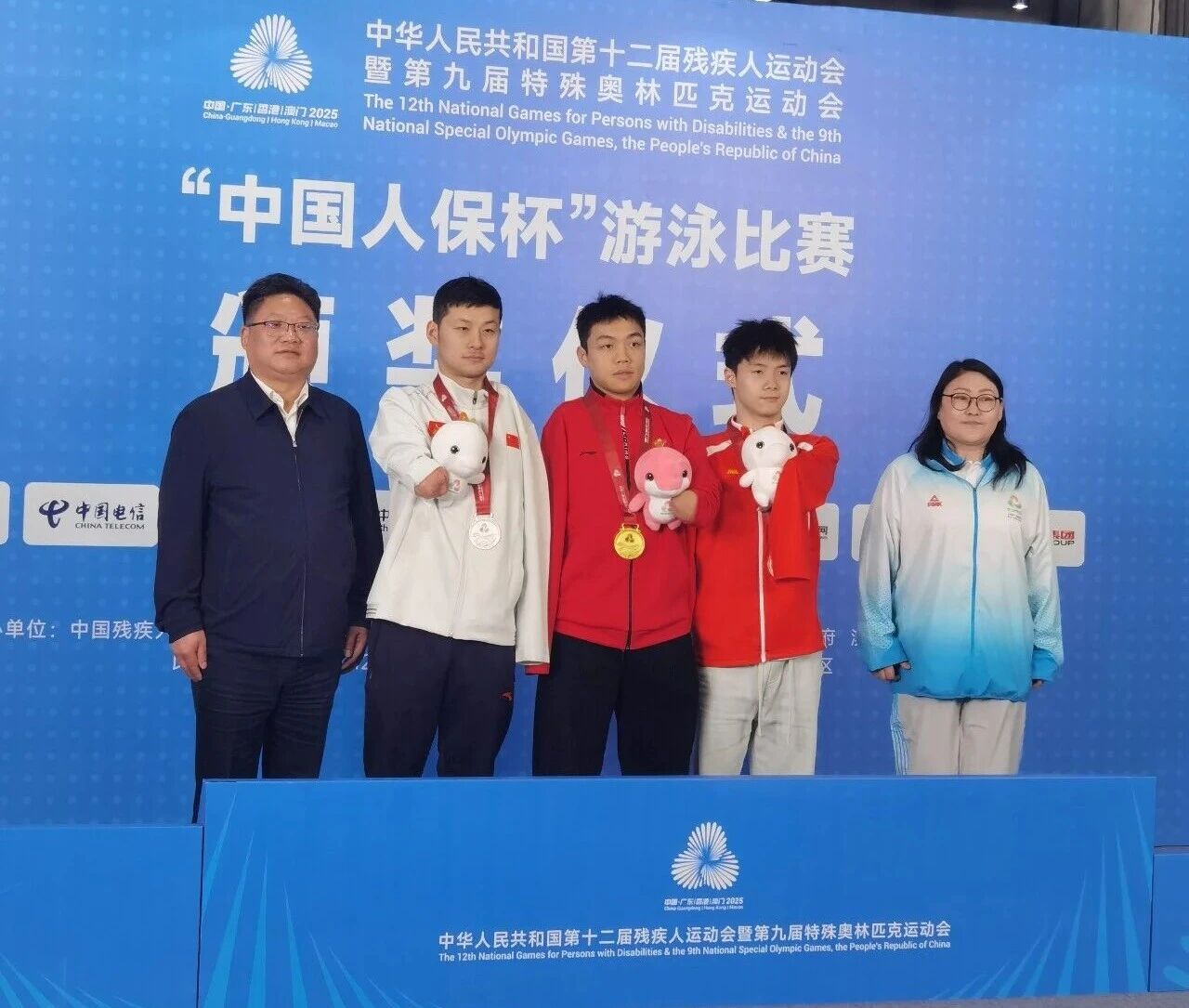 貴州省殘疾人聯合會黨組書記、理事長周代軍（左一）為獲獎運動員頒獎。