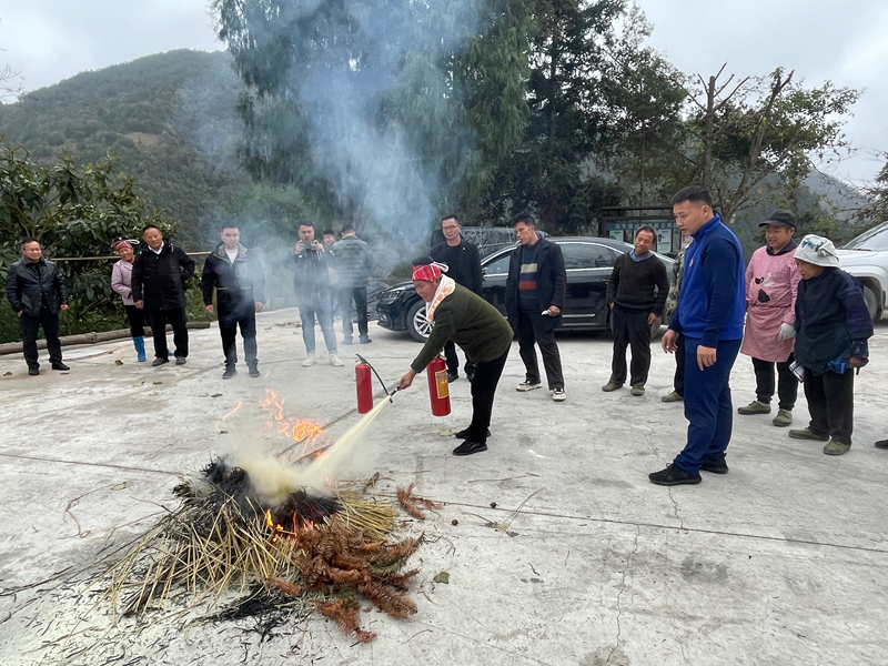 施秉縣鄉鎮專職消防員指導群眾開展滅火實操演練。