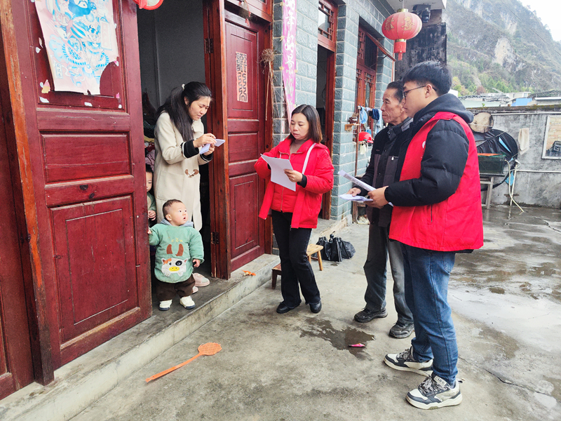 施秉縣城關鎮社區網格員開展入戶消防安全檢查。