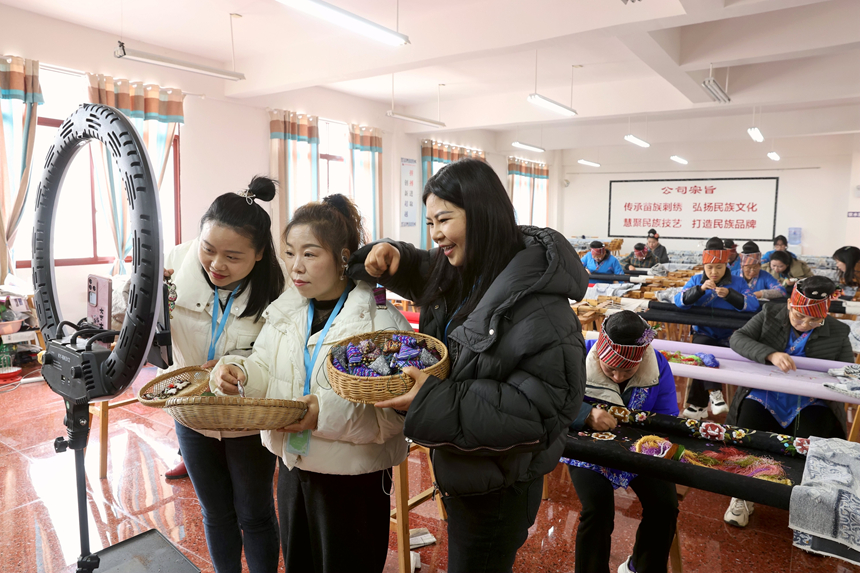 在貴州省黔東南苗族侗族自治州施秉縣一家非遺就業工坊，主播在直播推銷苗繡工藝產品。