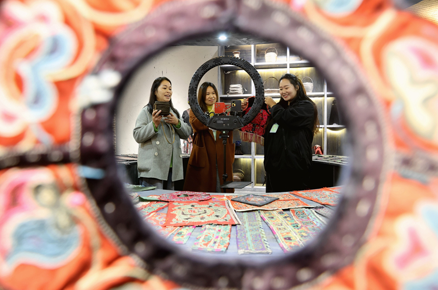 在貴州省黔東南苗族侗族自治州施秉縣一家非遺就業工坊，主播在直播推銷苗繡產品。