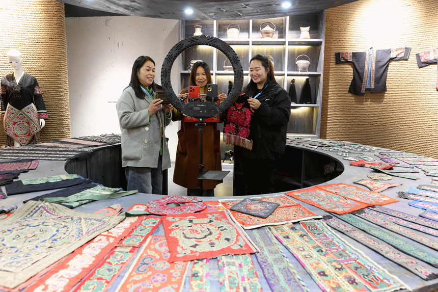 在貴州省黔東南苗族侗族自治州施秉縣一家非遺就業工坊，主播在直播推銷苗繡產品。