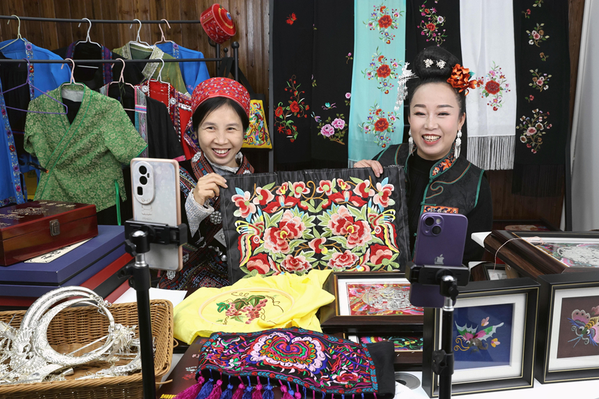 在貴州省黔東南苗族侗族自治州施秉縣一家非遺電商直播間，主播在直播推銷苗繡產(chǎn)品。