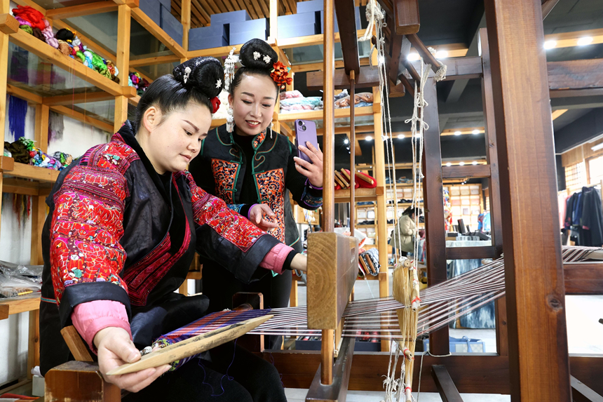 在貴州省黔東南苗族侗族自治州施秉縣一家非遺就業工坊，主播在直播推銷苗族紡織產品。