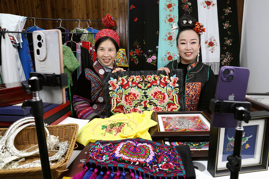 在貴州省黔東南苗族侗族自治州施秉縣一家非遺電商直播間，主播在直播推銷苗繡產品。