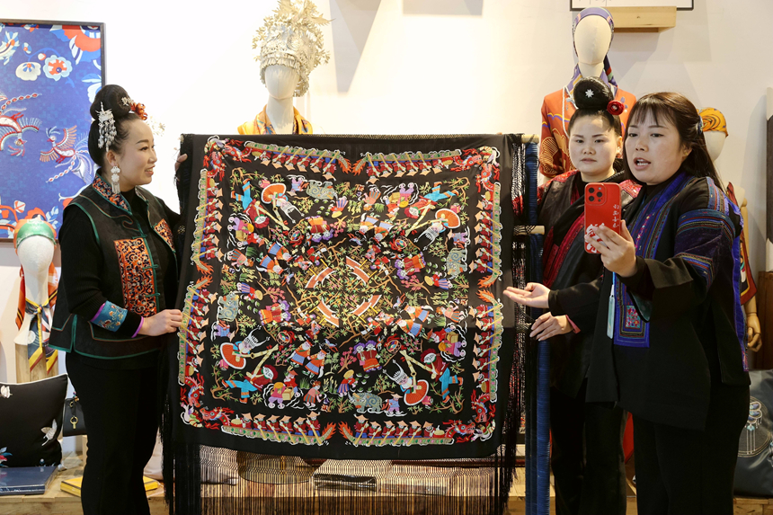 在貴州省黔東南苗族侗族自治州施秉縣一家非遺就業工坊，主播在直播推銷苗繡產品。