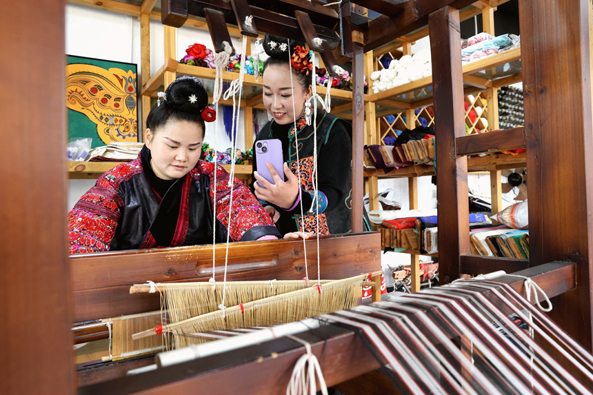 在貴州省黔東南苗族侗族自治州施秉縣一家非遺就業(yè)工坊，主播在直播推銷苗族紡織產(chǎn)品。