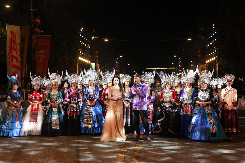 2025貴州?黔南汽車(chē)巡游大會(huì)（荔波站）和2025貴州·黔南“世遺征途·森氧馳行”“村GT”超級(jí)體育之夜在荔波燃情開(kāi)啟。