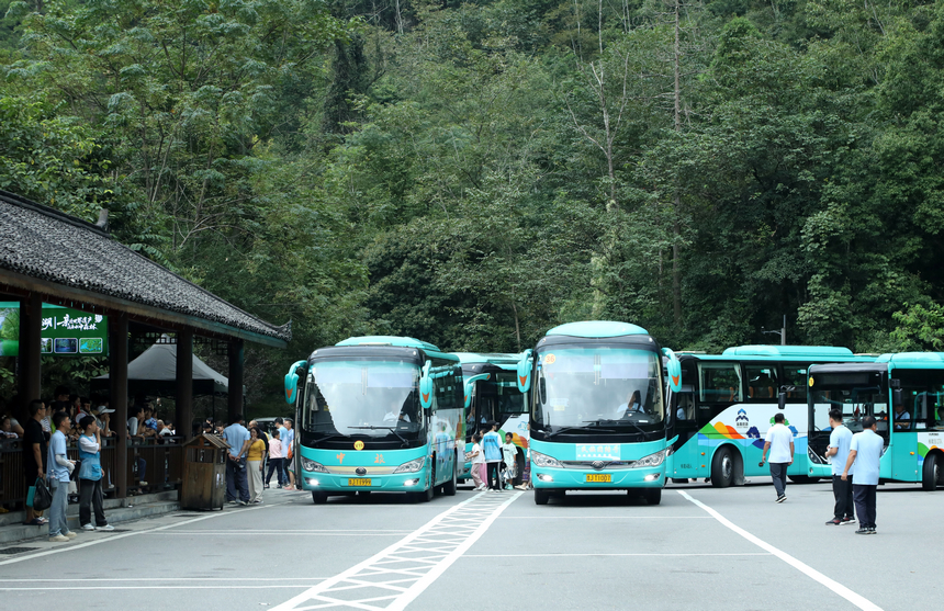 景區(qū)觀光車(chē)高效運(yùn)轉(zhuǎn)。