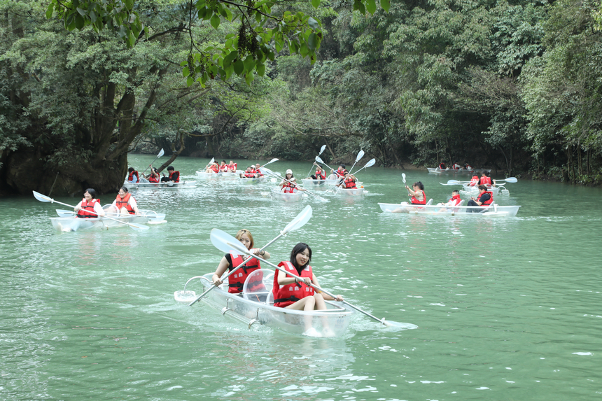 游客在鴛鴦湖劃透明船。