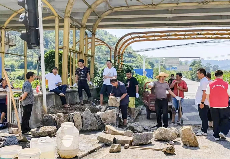 4 圖為群眾修建村組公路。朱澤素  攝.jpg