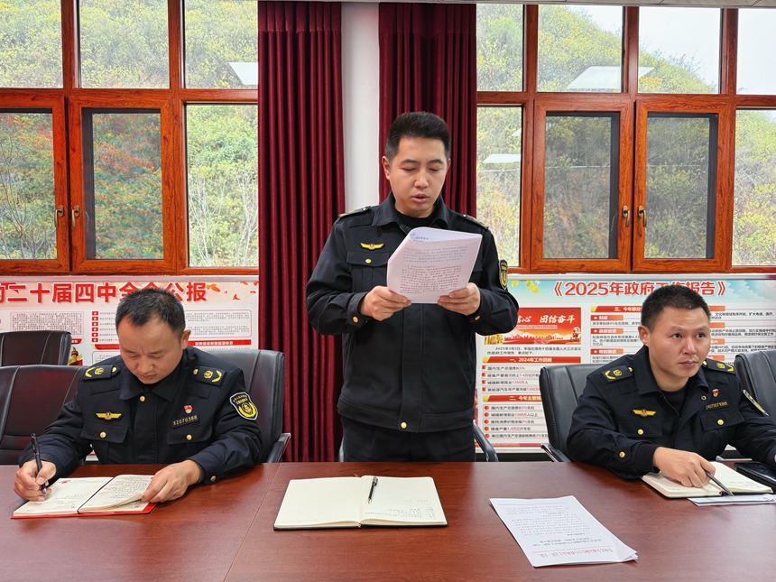 2 圖為先鋒隊隊長李貴兵同志代表全體隊員作表態發言。