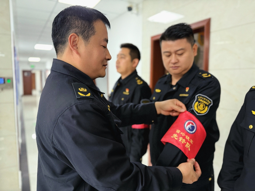 3 圖為一大隊大隊長王大海為“苗嶺鐵軍先鋒隊”隊員佩戴袖章