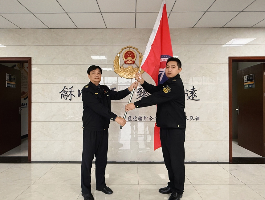 4 圖為一大隊黨支部書記謝勇剛為“苗嶺鐵軍先鋒隊”授予隊旗