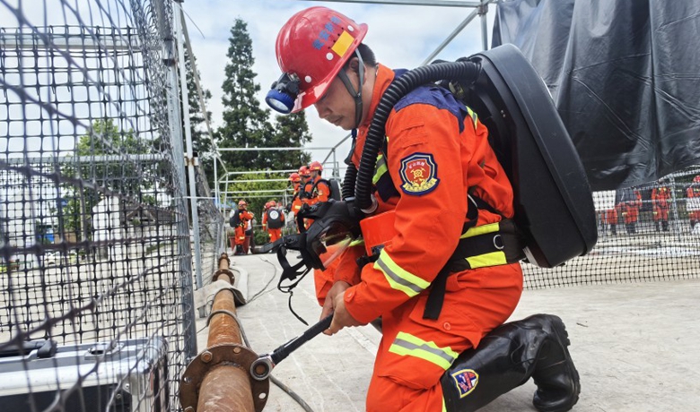 貴州甕安救援隊(duì)開(kāi)展綜合救援拉動(dòng)演練 護(hù)航“富礦精開(kāi)”