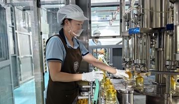 仁懷：扶持小瓶酒創新 布局產業新賽道自今年4月起，貴州省仁懷市推出專項扶持政策，對生產100毫升裝小瓶酒的企業給予5萬元補貼，通過鼓勵產品與營銷模式雙創新，助力白酒產業突圍……