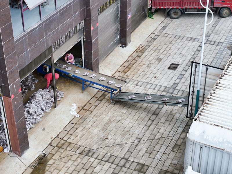 平壩區(qū)電商直播基地投運 “云倉+村播”助力黔貨出山。