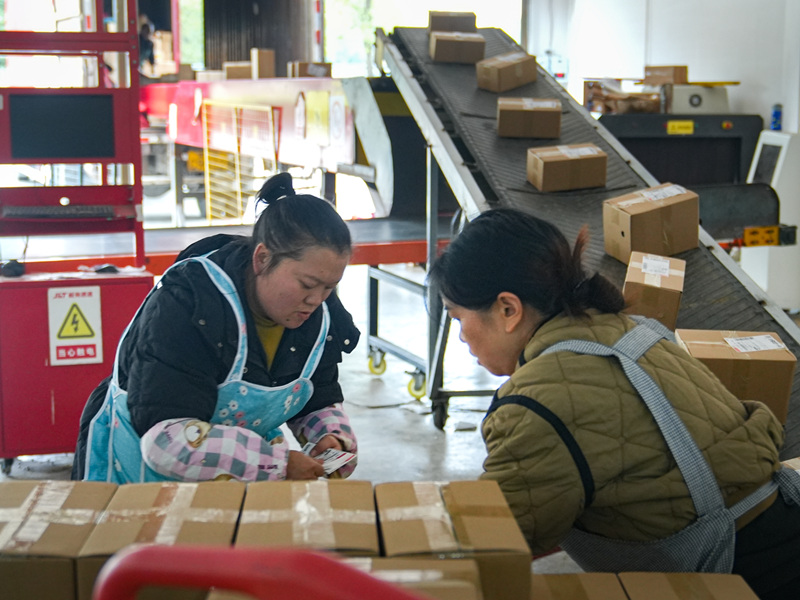 平壩區(qū)電商直播基地投運 “云倉+村播”助力黔貨出山。