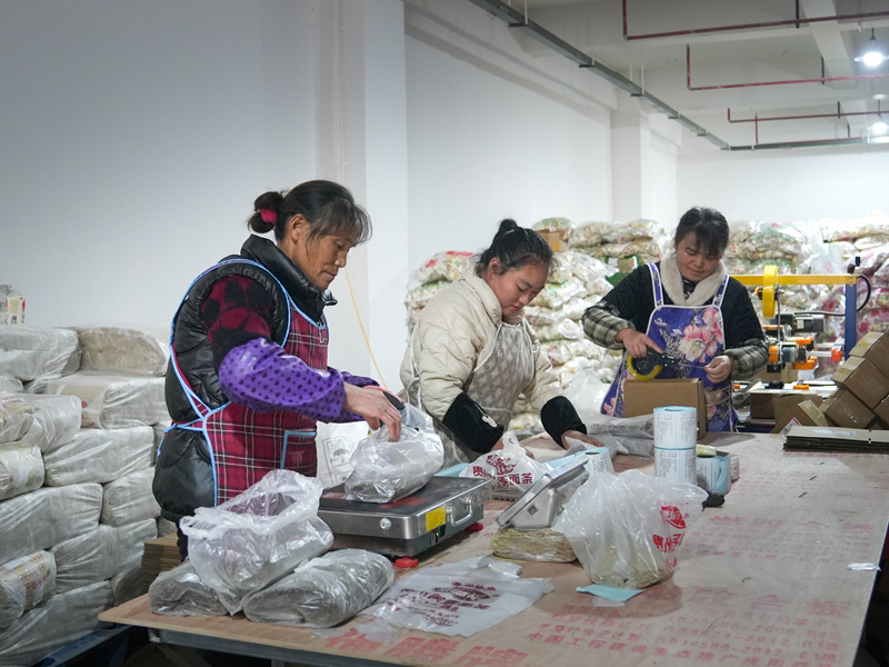 平壩區(qū)電商直播基地投運 “云倉+村播”助力黔貨出山。