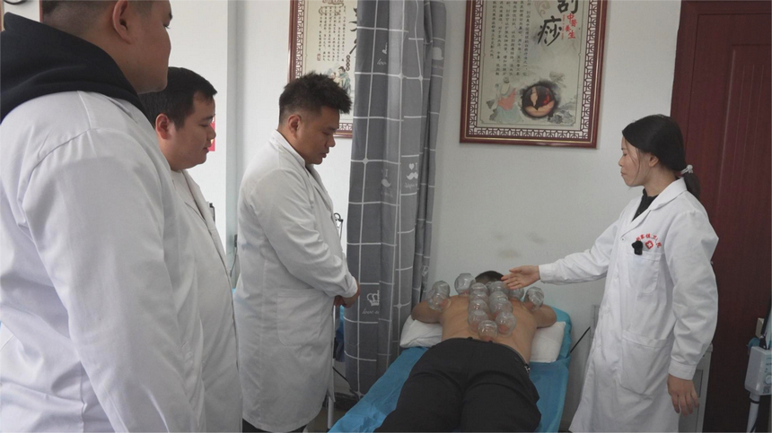 印江自治縣新寨鎮衛生院組織村醫開展中醫適宜技術培訓。