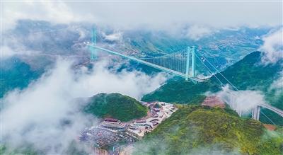 貴州花江峽谷大橋與云渡服務區(qū)構成旅游綜合體。貴州交投集團供圖