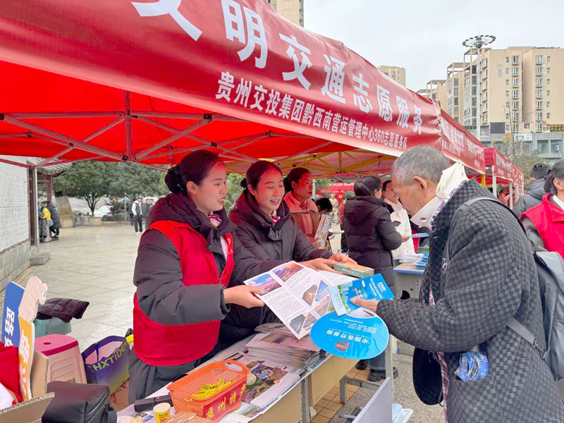 交通安全知識宣傳。