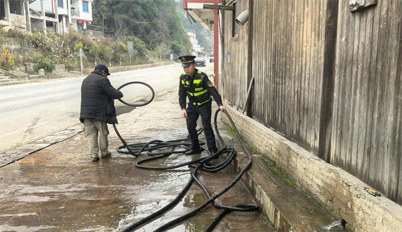 圖為幫群眾整理加水水管。