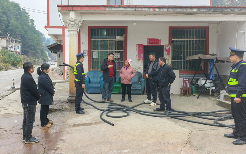 圖為進行公路知識開展宣傳。