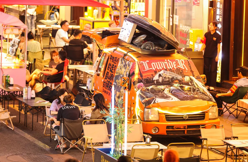 夜幕降臨,太平路街區(qū)精釀酒吧陸續(xù)坐滿食客。