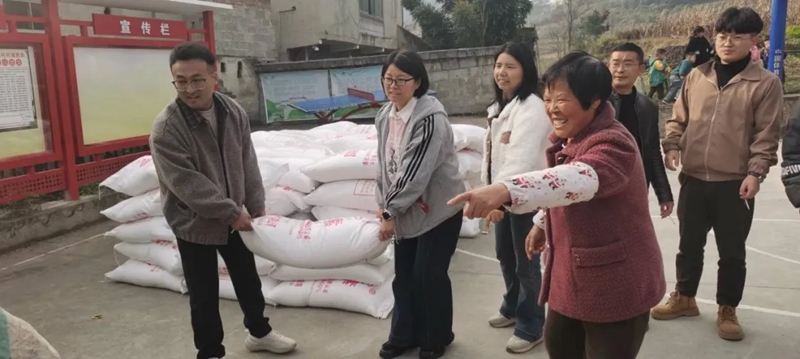 農(nóng)技專家向村民發(fā)放果樹(shù)用肥。