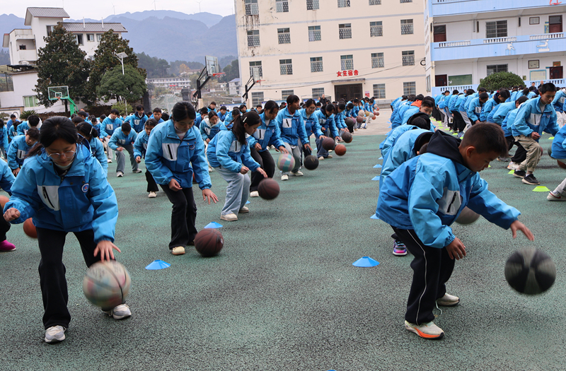 太平中學大課間創新籃球操 。