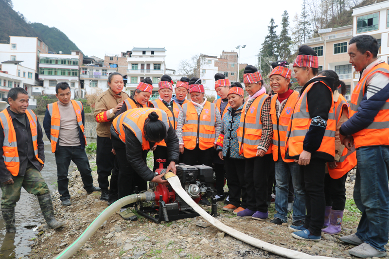 施秉縣組織森林防火護林員開展手抬機動泵實操培訓。