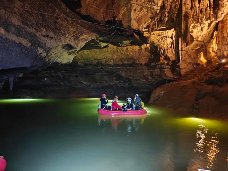 4 在地下河乘船.jpg