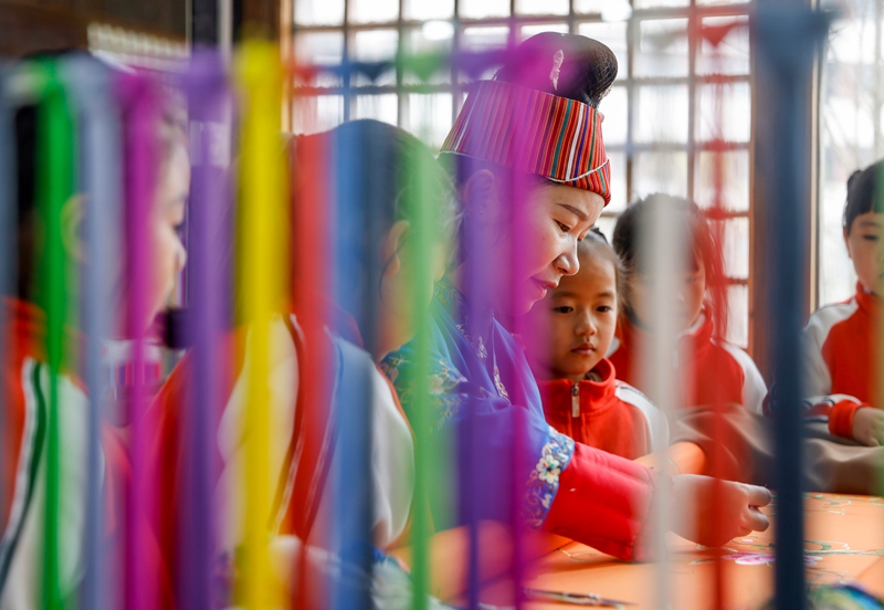 2025年12月10日，非遺代表性傳承人在給貴州省黔東南苗族侗族自治州施秉縣第四幼兒園的孩子們展示苗繡技藝。