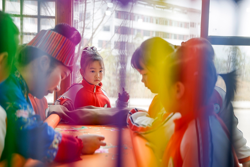 2025年12月10日，非遺代表性傳承人在給貴州省黔東南苗族侗族自治州施秉縣第四幼兒園的孩子們展示苗繡技藝。