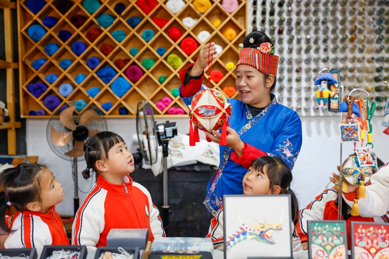 2025年12月10日，非遺代表性傳承人在給貴州省黔東南苗族侗族自治州施秉縣第四幼兒園的孩子們傳授苗繡知識。