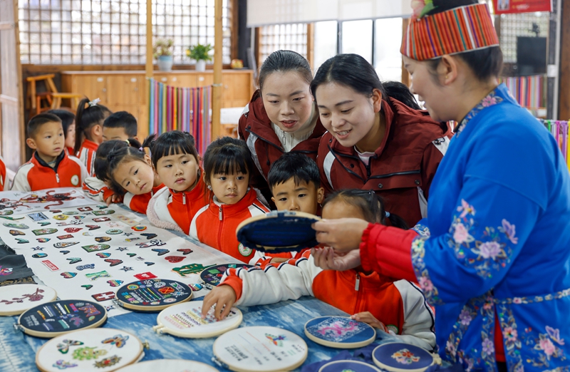 2025年12月10日，非遺代表性傳承人在給貴州省黔東南苗族侗族自治州施秉縣第四幼兒園的孩子們傳授苗繡知識。