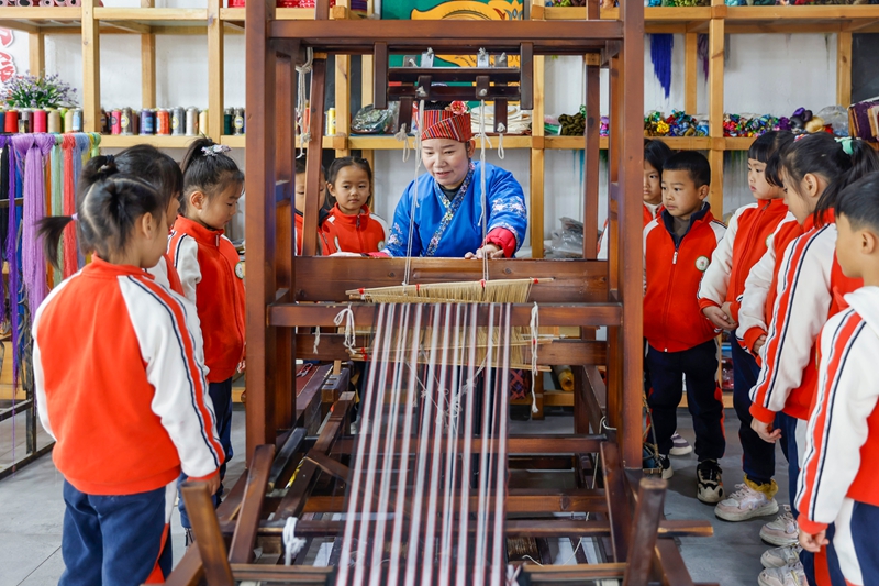2025年12月10日，貴州省黔東南苗族侗族自治州施秉縣第四幼兒園的孩子們在參觀手工織布。