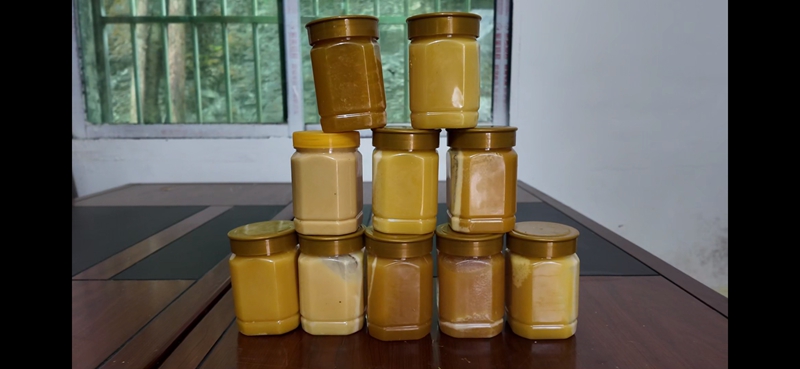 已經裝好瓶的蜂蜜 彭垚 攝.jpg
