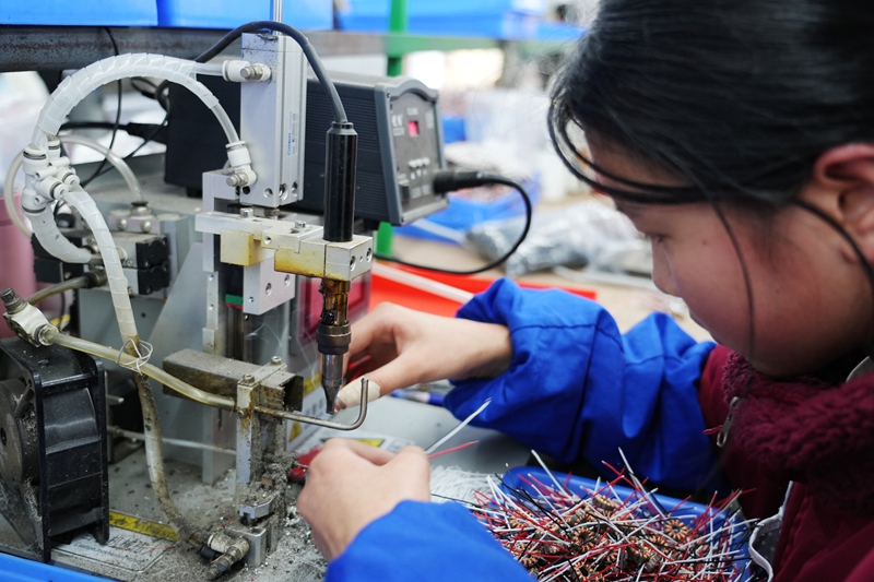 工人正在小馬達流水線上作業。王麗紅攝