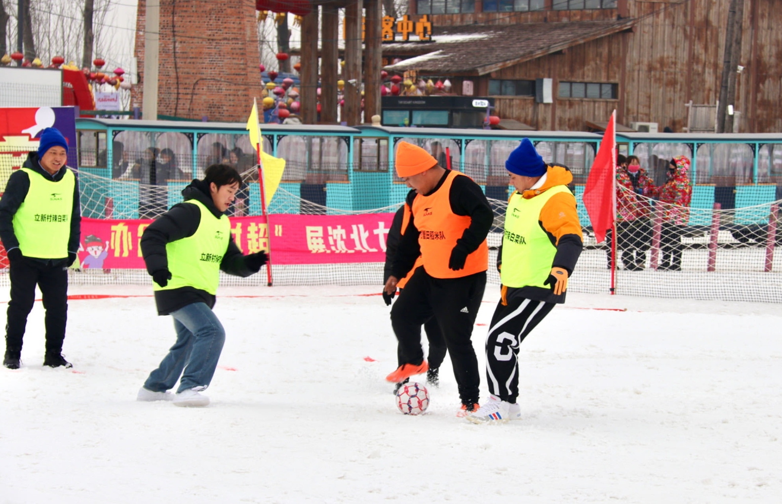2024年,沈陽市首屆“雪地村超”在沈北新區興隆臺街道激戰正酣。