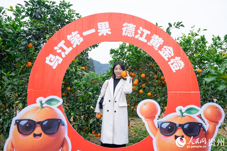 游客在基地內打卡拍照。人民網記者 涂敏攝