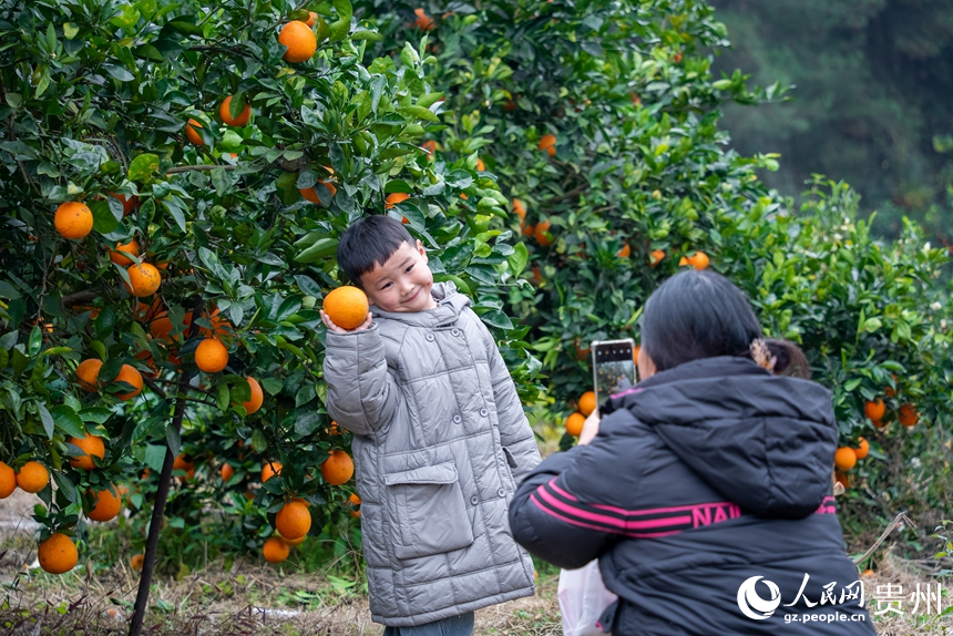 小朋友和家人在基地內(nèi)游覽拍照。人民網(wǎng)記者 涂敏攝