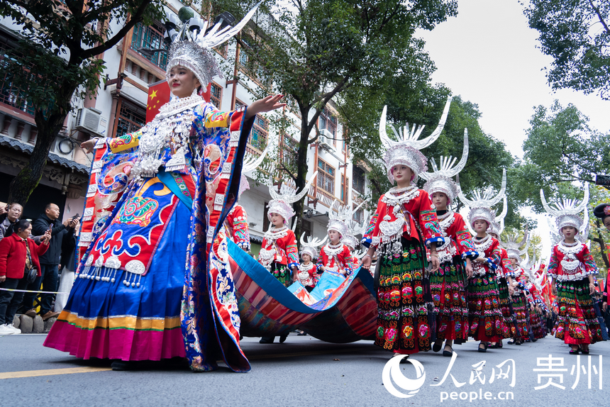 2025中國·雷山苗年非遺巡游現場。人民網記者 涂敏攝.jpg