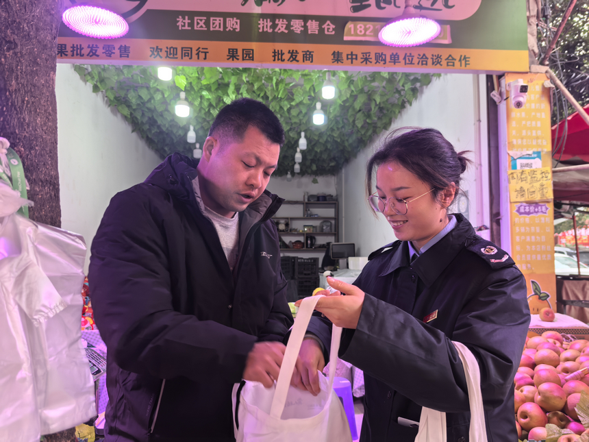 稅務人員向水果店老板開展憲法宣傳。吳蓉攝