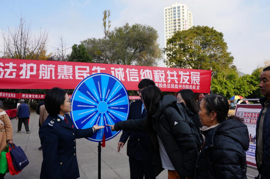 “普法講解員”在趣味游戲區(qū)與群眾互動。李琪攝